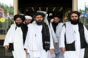 a group of men in white robes and black head wraps